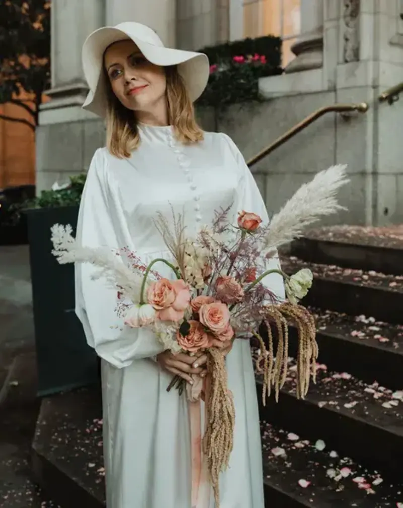 noiva com chapéu capeline floppy