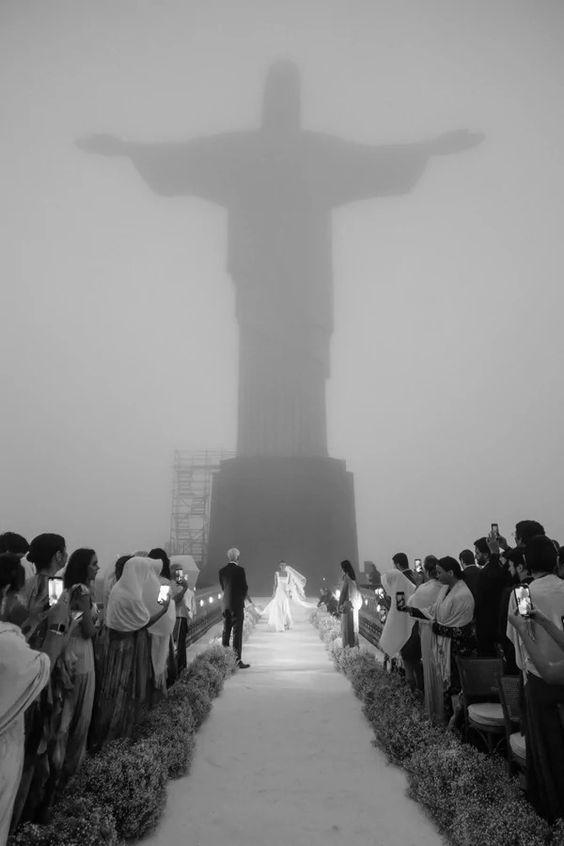 Noiva entrando em cerimônia no Cristo Redentor