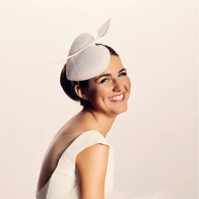 noiva de casquete sorrindo para foto