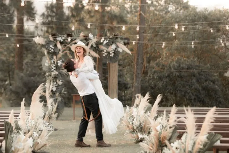 noiva de chapéu em casamento folk