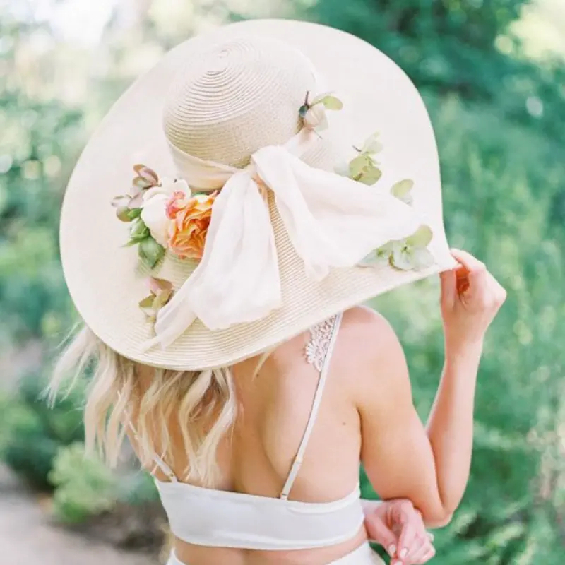 noiva de chapéu floppy capeline