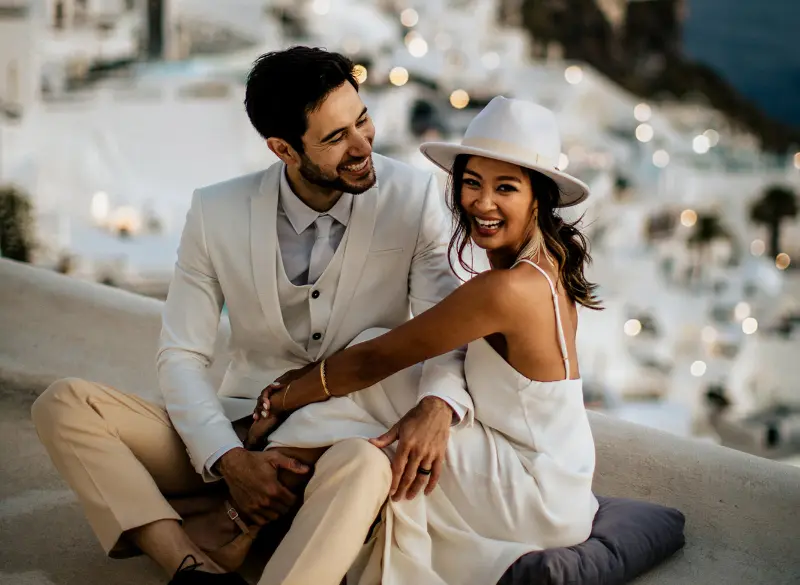 noiva de chapéu sorrindo ao lado do noivo