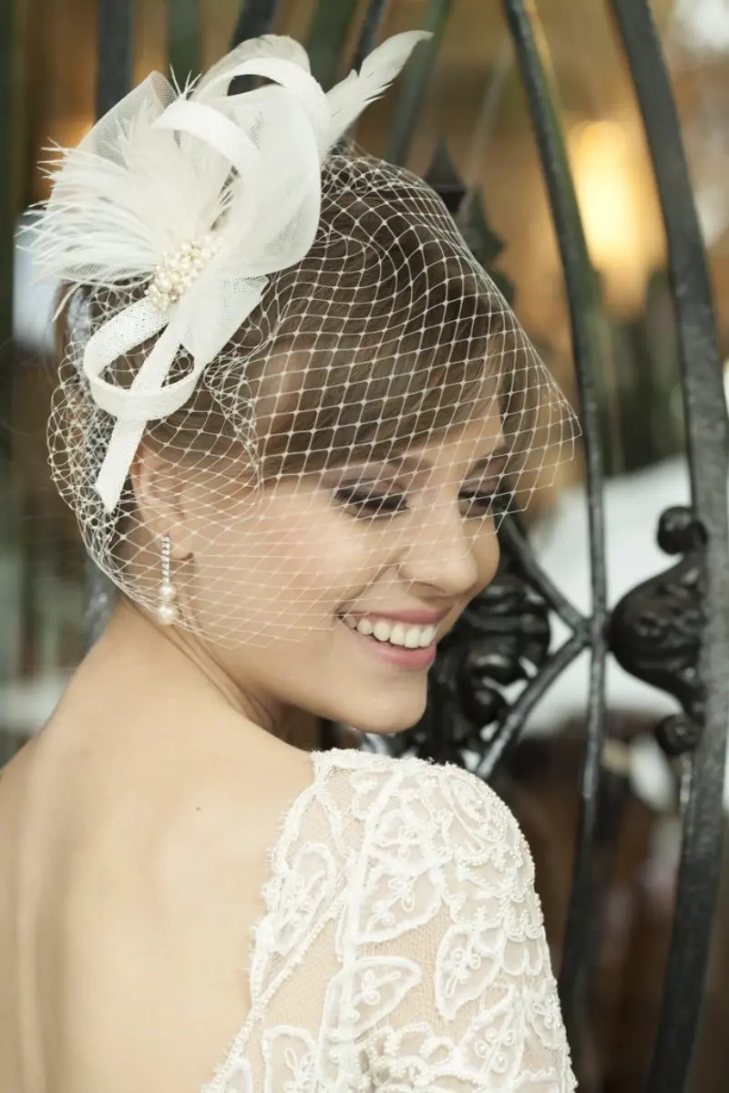noiva de fascinator e voilette