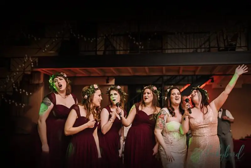 noiva e madrinha cantando no karaokê