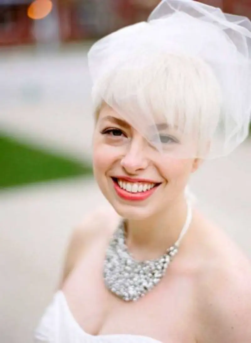  noiva com corte de cabelo joaozinho e mini véu