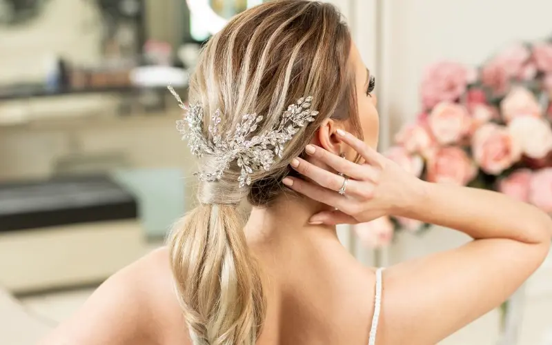 noiva penteado para casamento civil com acessório