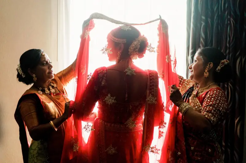 noiva se arrumando em casamento indiano