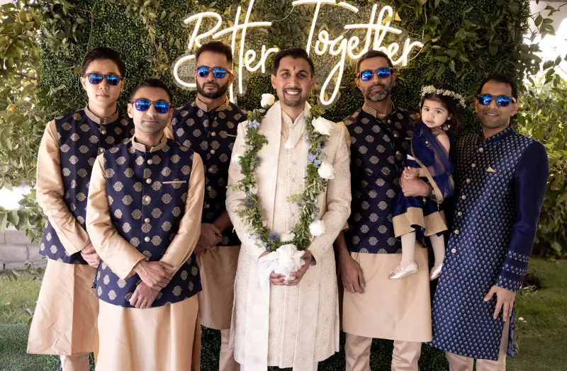 noivo ao lado de padrinhos de casamento indiano
