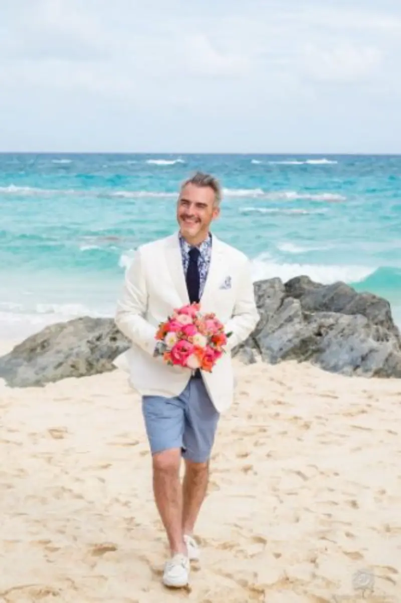 noivo de bermuda e terno claro na praia