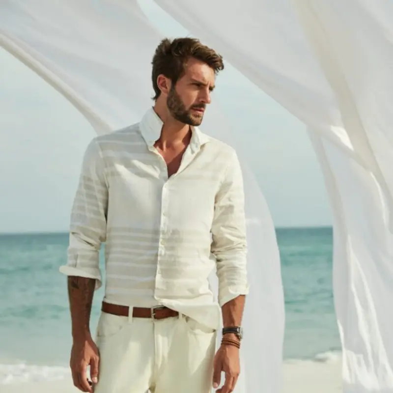 noivo na praia com traje informal