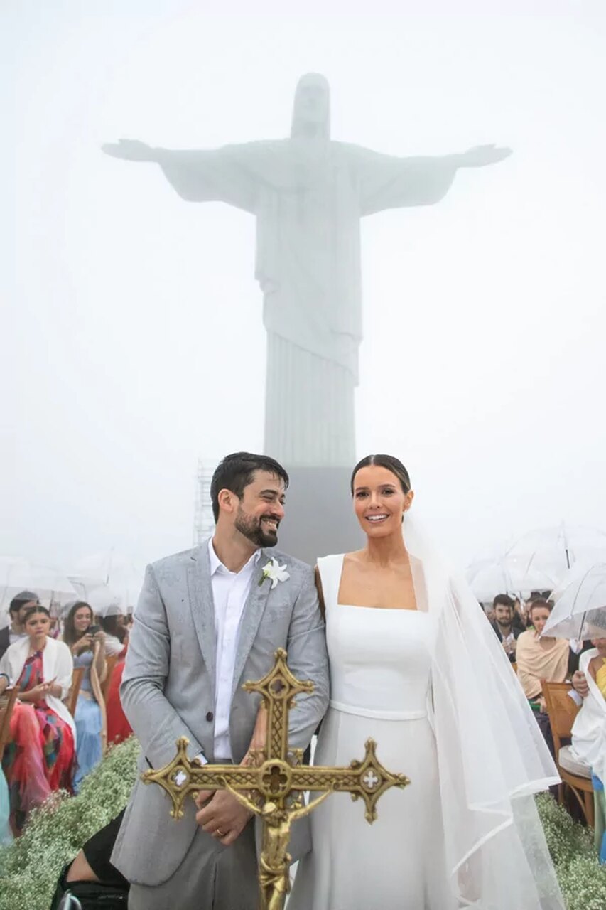 Noivos na cerimônia no Cristo Redentor