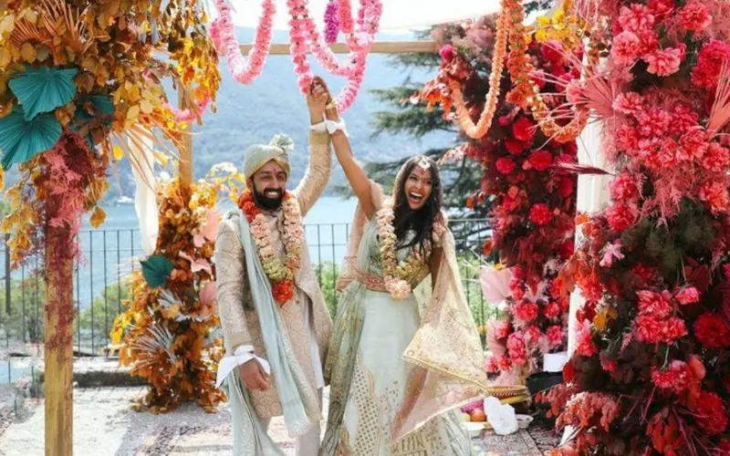 noivos em casamento indiano