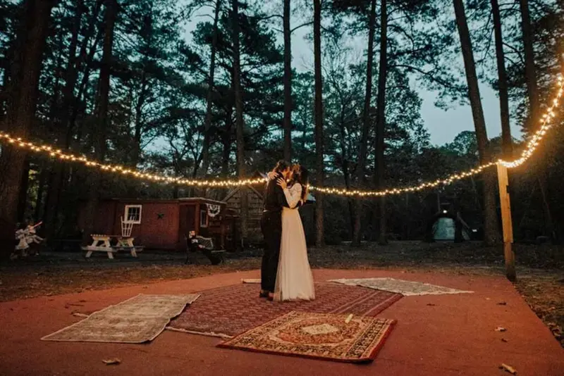 noivos em casamento sem pista de dança