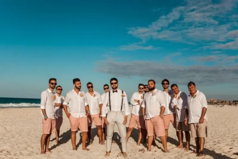 padrinhos de casamento na praia de bermuda rosa