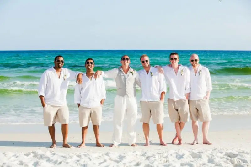padrinhos de bermuda em casamento na praia