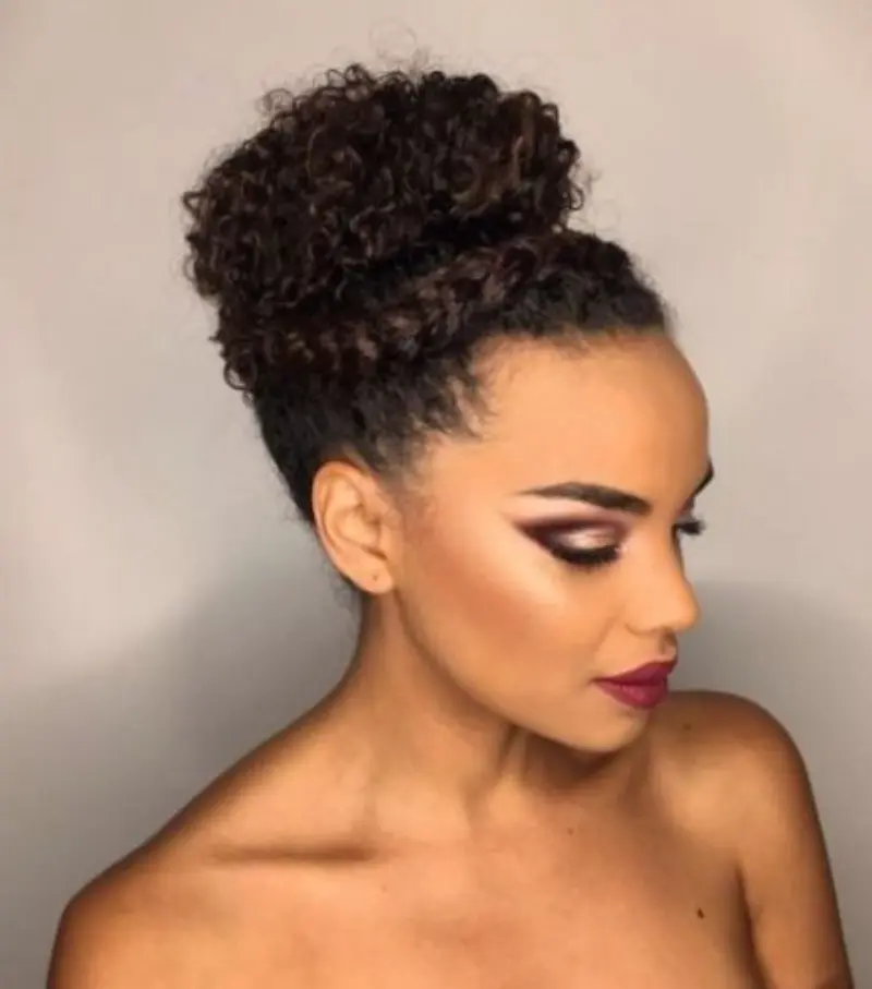  penteado cabelo crespo com coque e trança