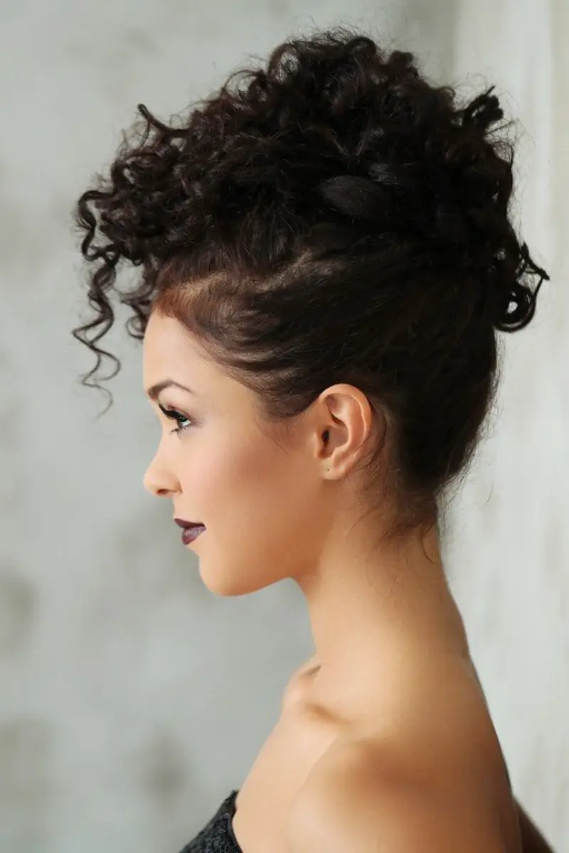  penteado para casamento civil com coque no topo da cabeça