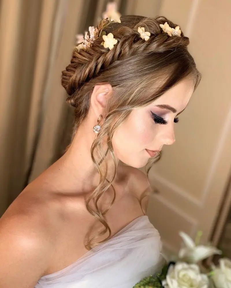  penteado para casamento civil delicado com flores