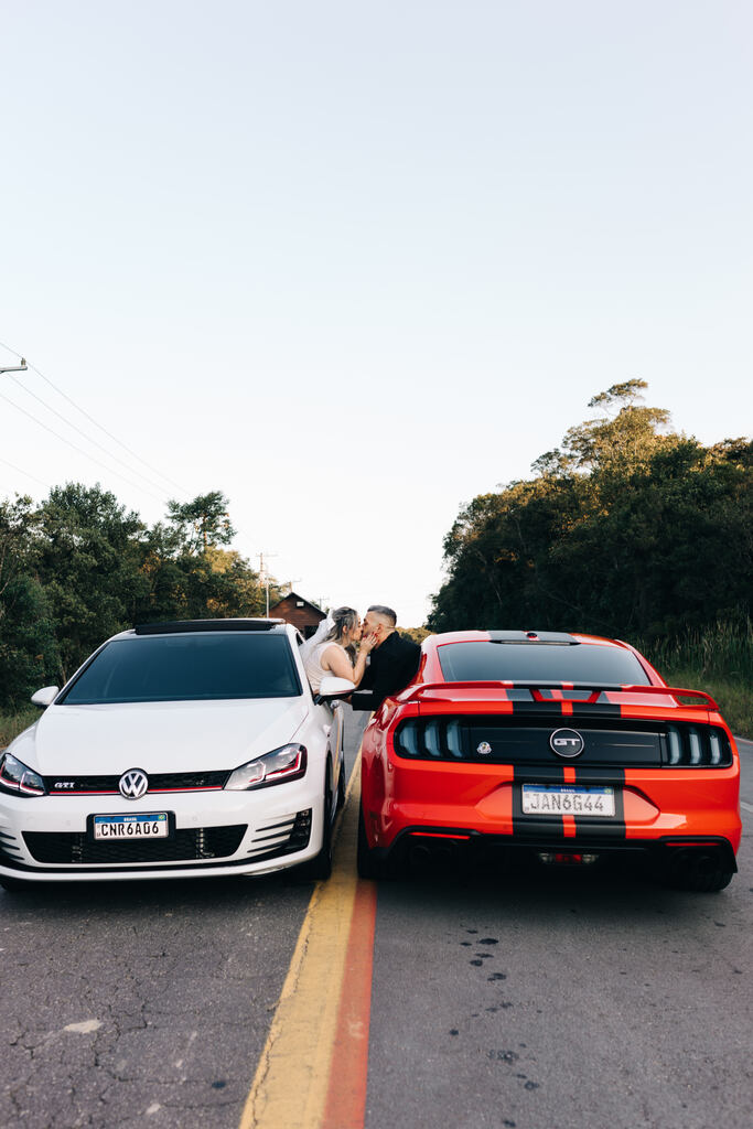 noivos se beijando dentro de carros