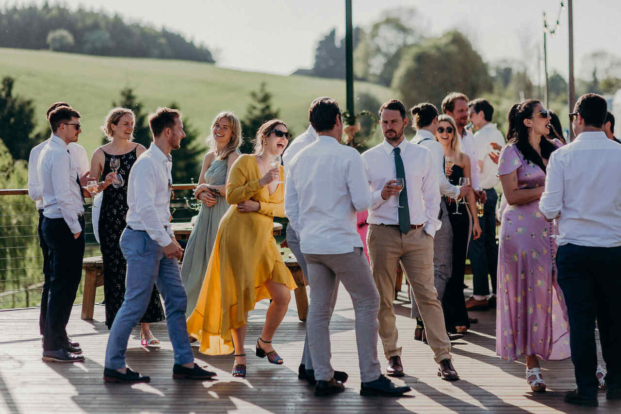 convidados de casamento na fazenda reunidos