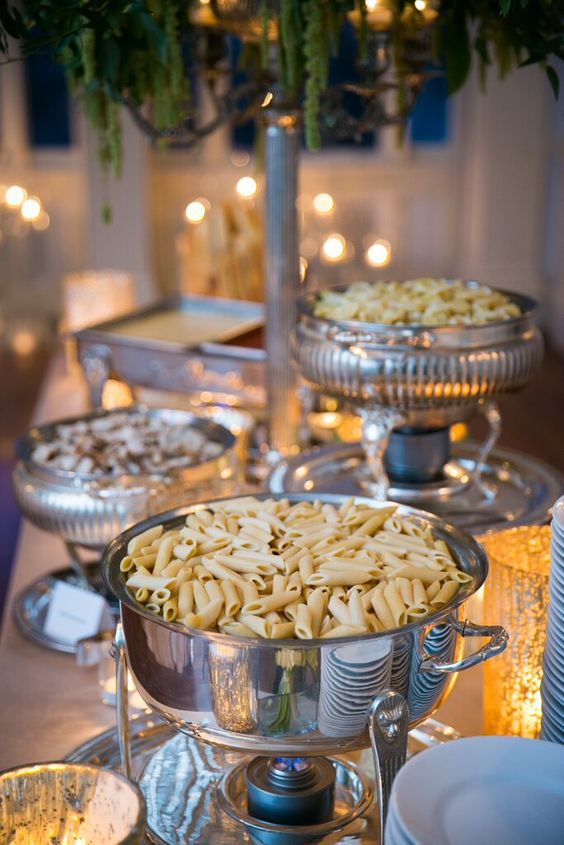 Comida para casamento sobre a mesa em panelas com rechaud