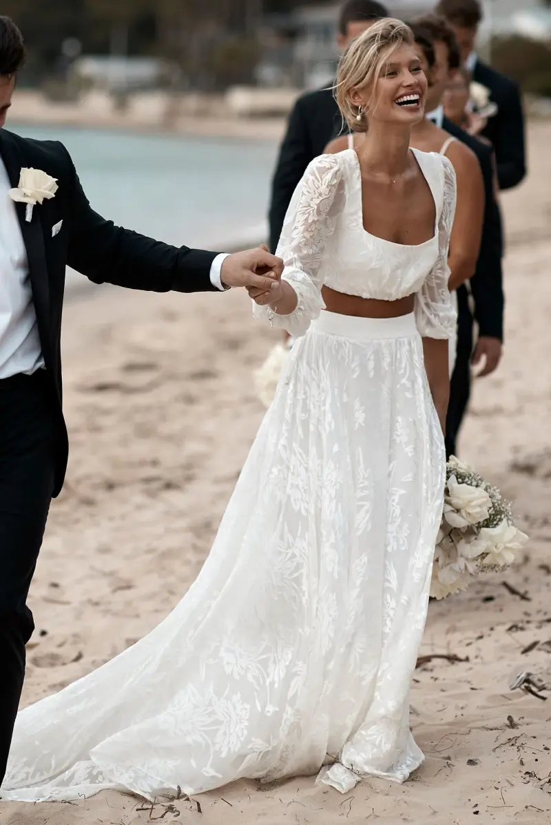 vestido duas peças para casamento na praia ao por do sol
