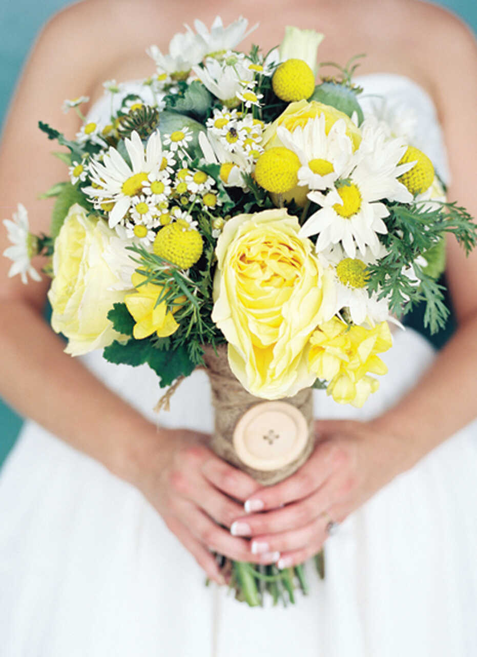 Buquê de noiva com flores amarelas e brancas