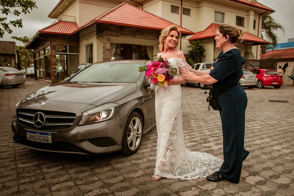 Andressa Mehl orientando noiva antes da entrada