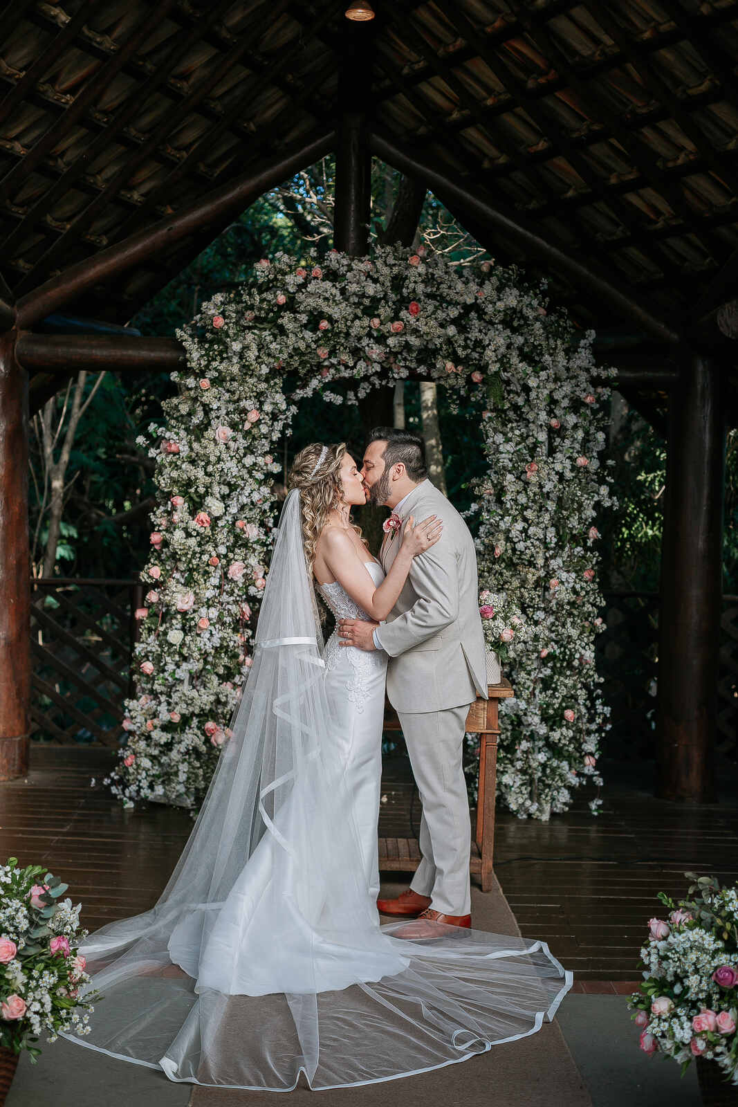 noivos se beijando no altar