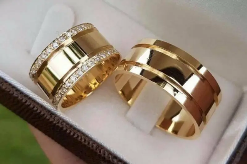 Aliança de casamento grossa de ouro com diamantes