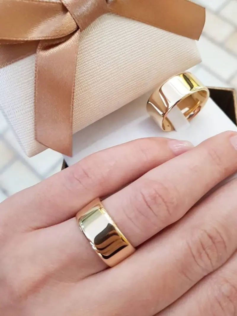 Aliança de casamento grossa de ouro