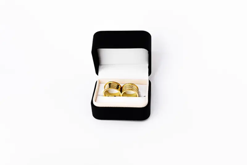 Aliança de casamento grossa moderna