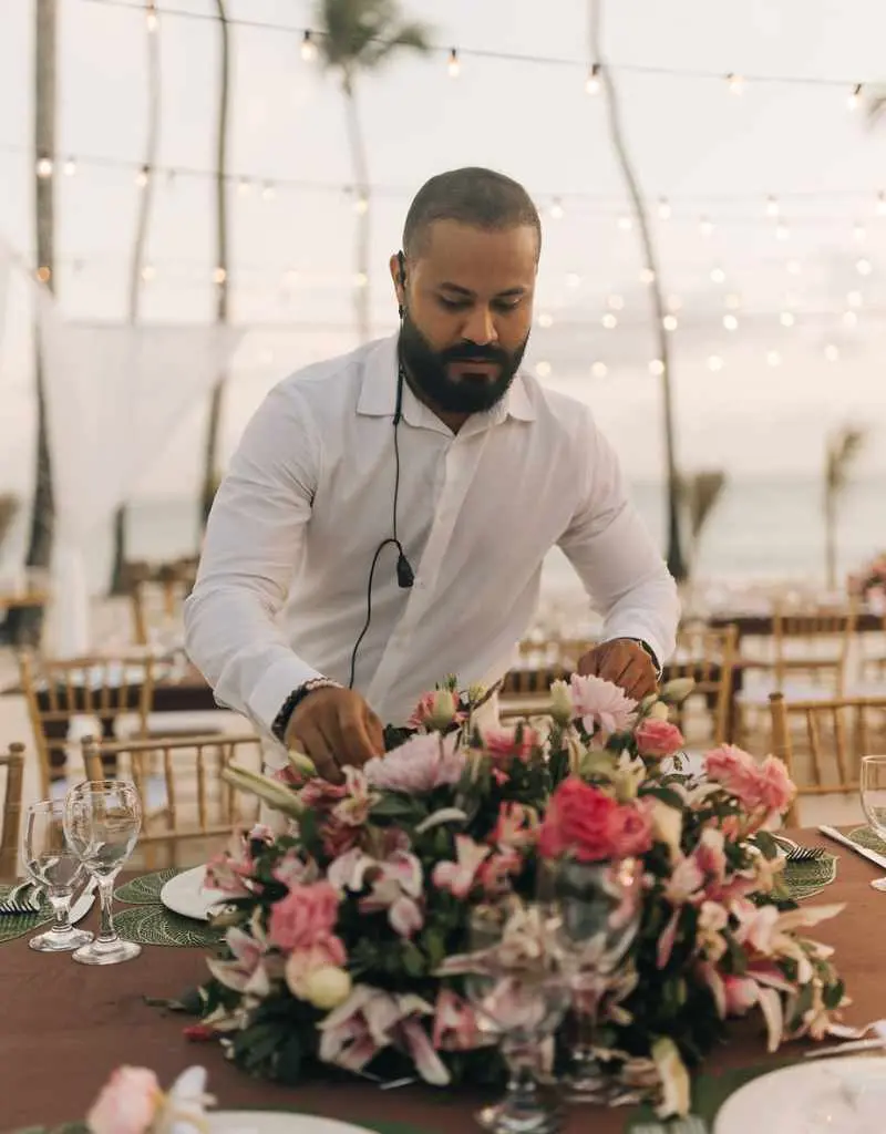 assessor arrumando mesa para casamento