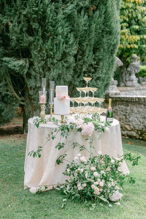 decoração de mesa de casamento bolo com champanhe