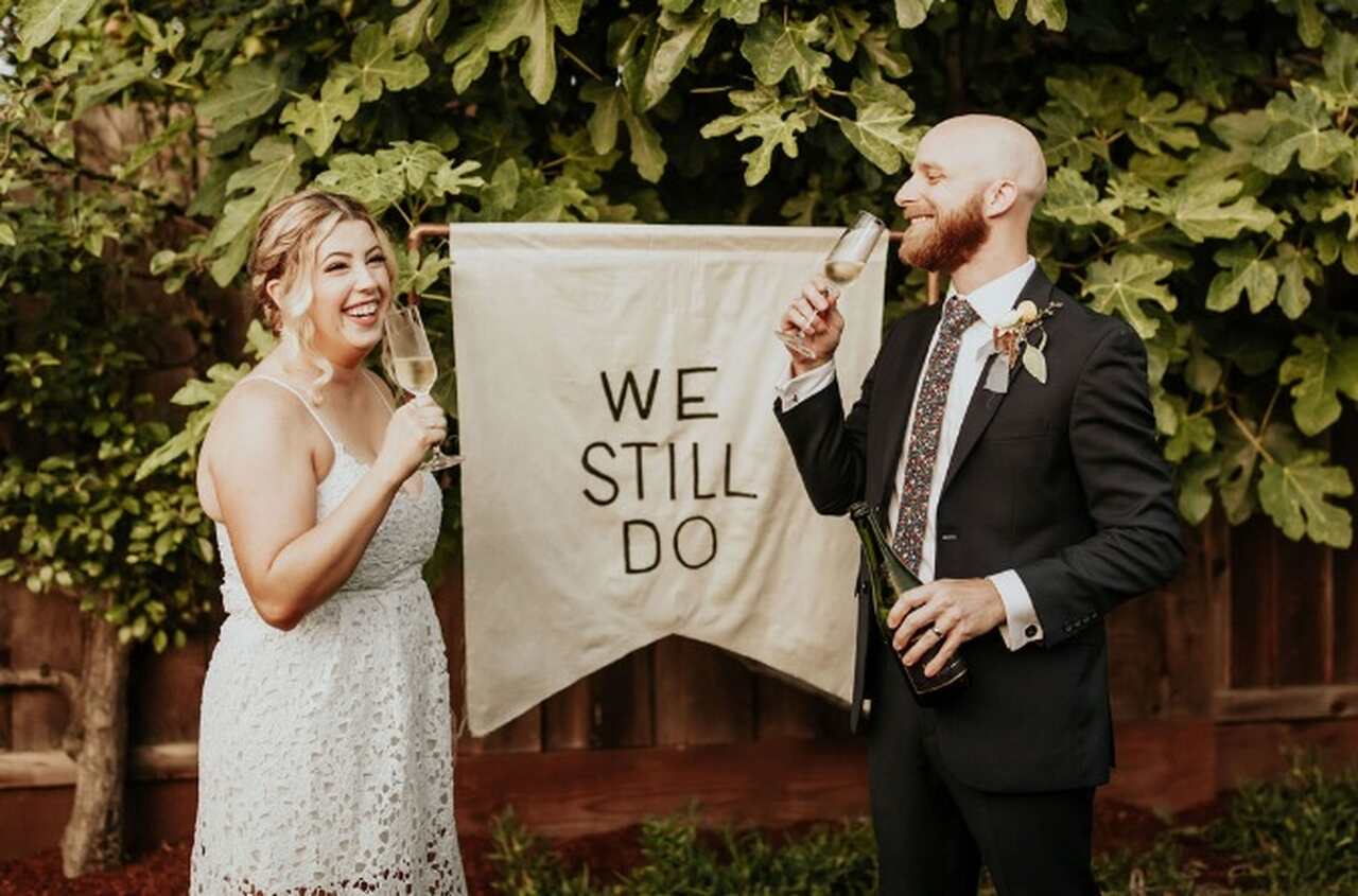 casal comemorando bodas de estanho com renovação de votos