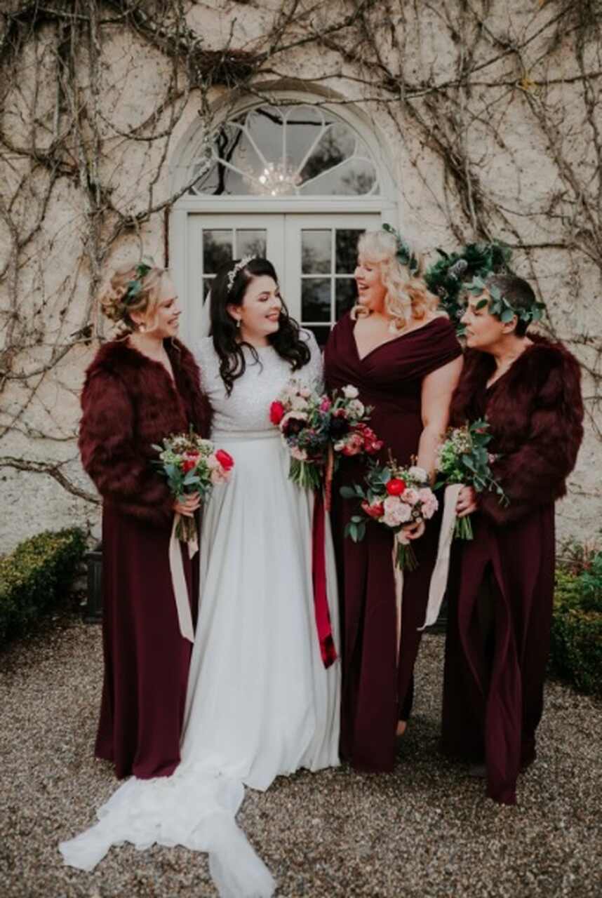 vestido de festa vinho com casaco de pelo fake