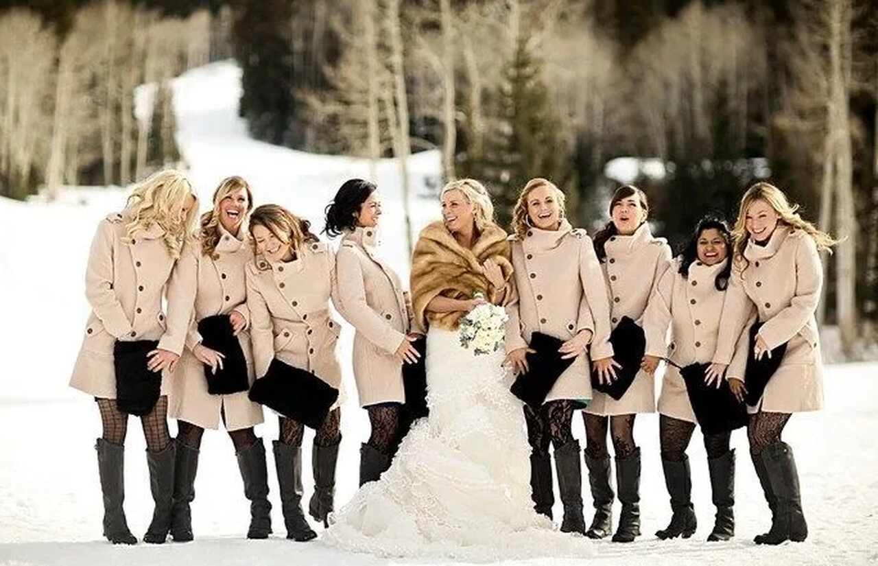 casamento na neve com noiva e madrinhas de trench coat, meia calça e bota de cano longo