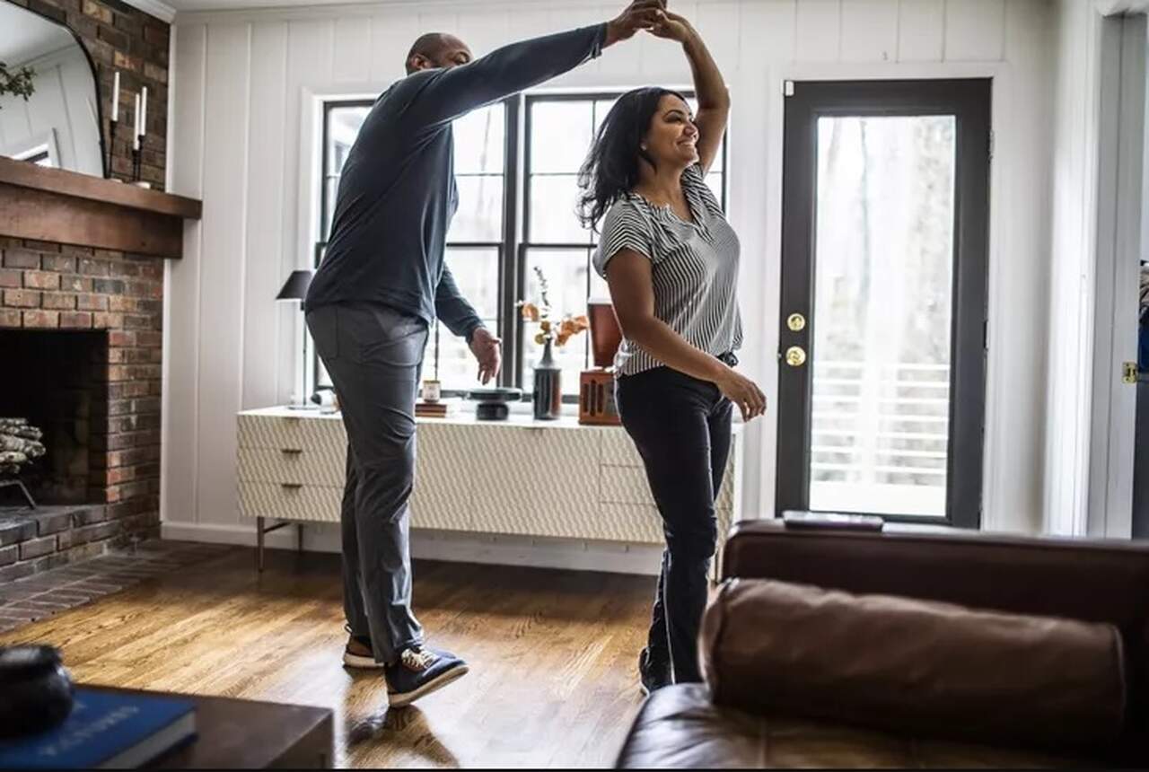 casal dançando na sala