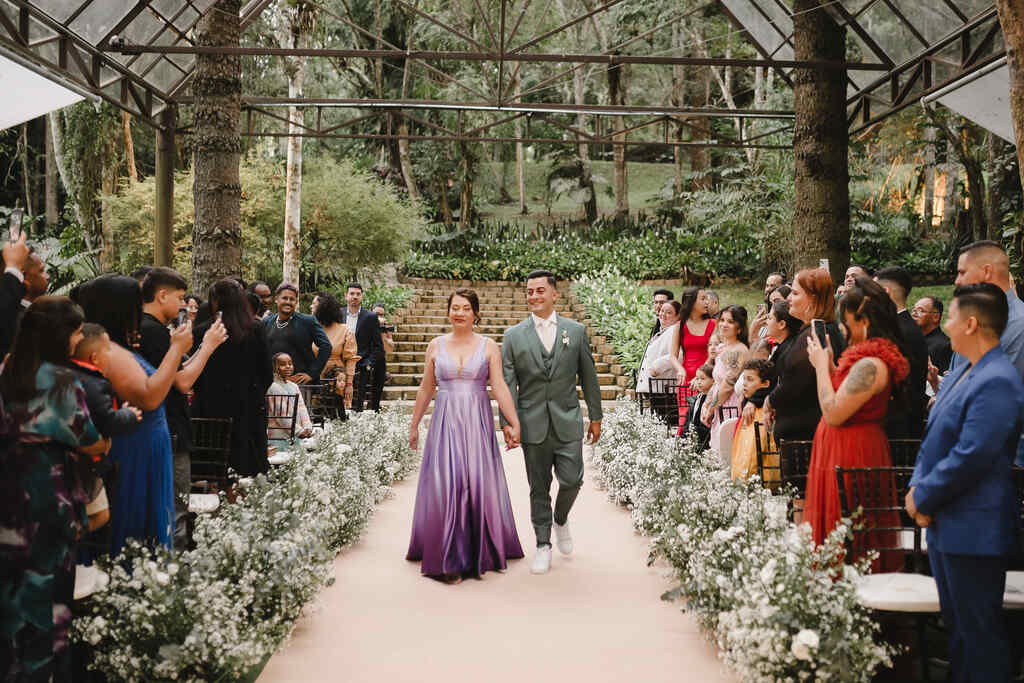 entrada do noivo com terno verde sage com a mãe com vestido lavanda