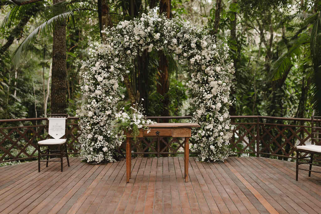 altar rústico com flores brancas