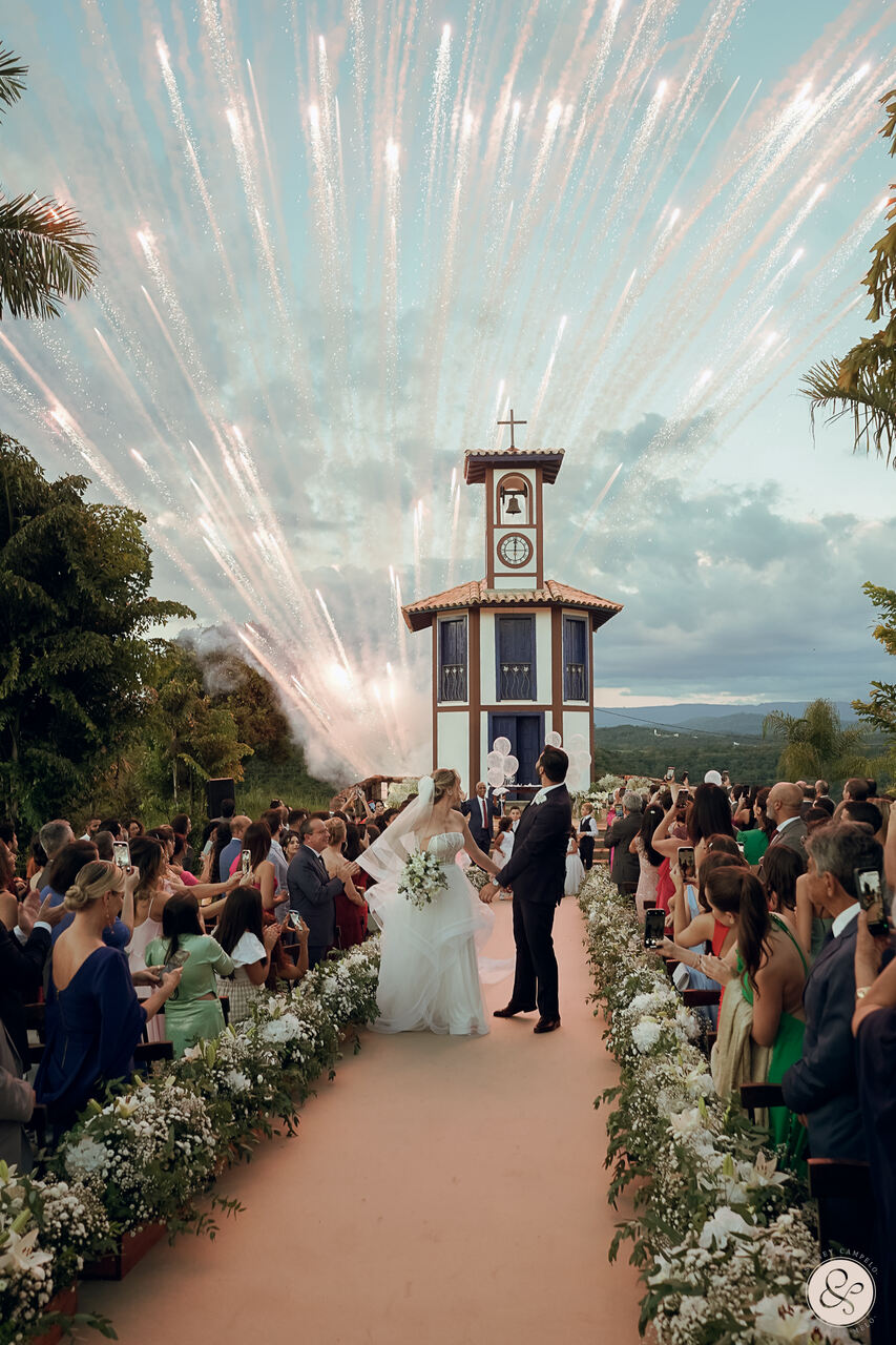 Casamento inova com show de fogos, mágica e churrasco em Minas