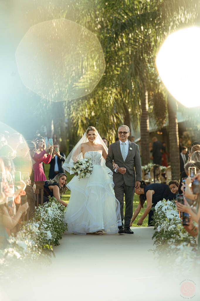 Casamento inova com show de fogos, mágica e churrasco em Minas