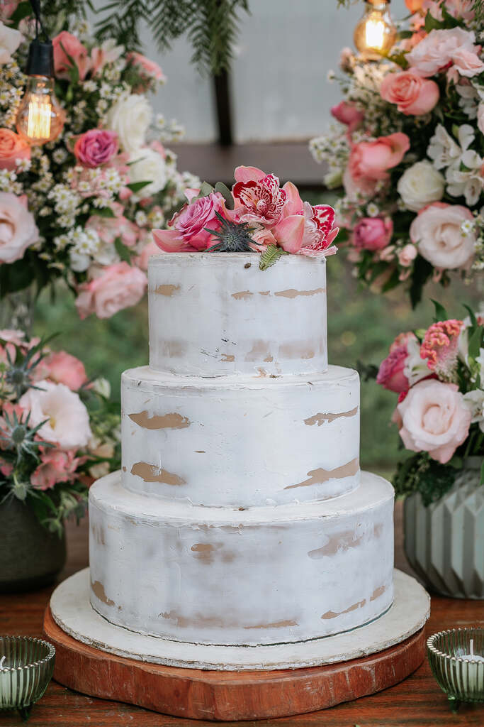 bolo de casamenot branco com quatro andares com flores rosas no topo