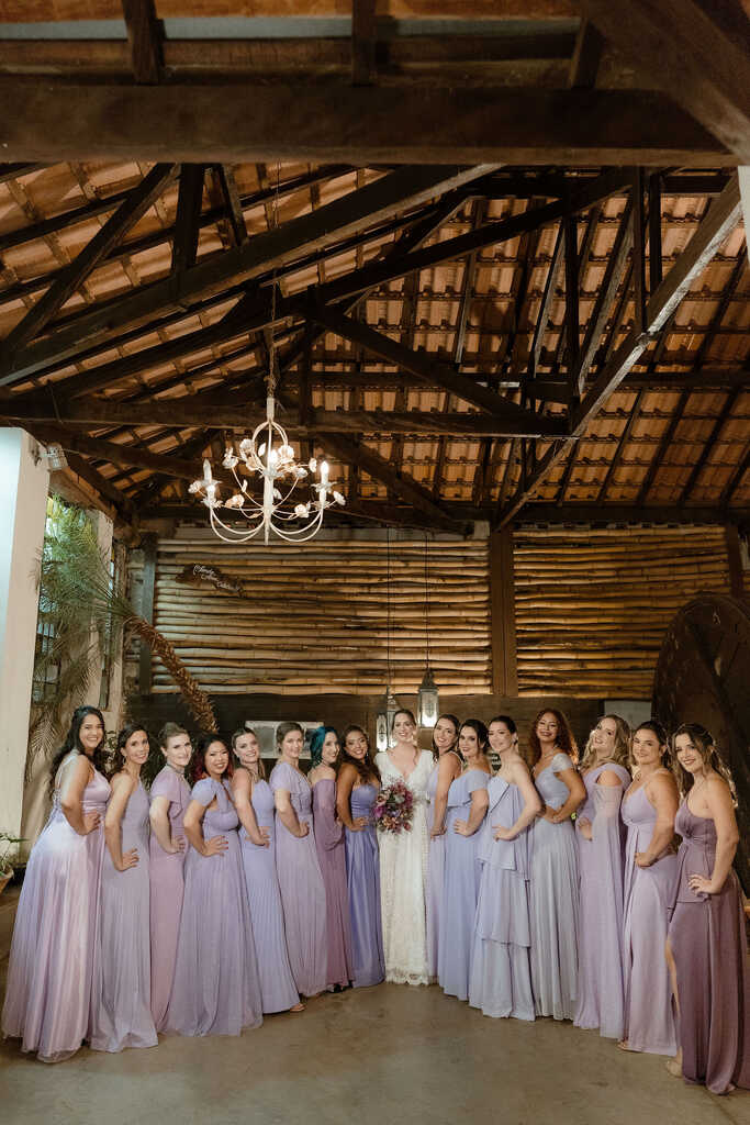 noiva ao lado das madrinhas com vestidos lavanda