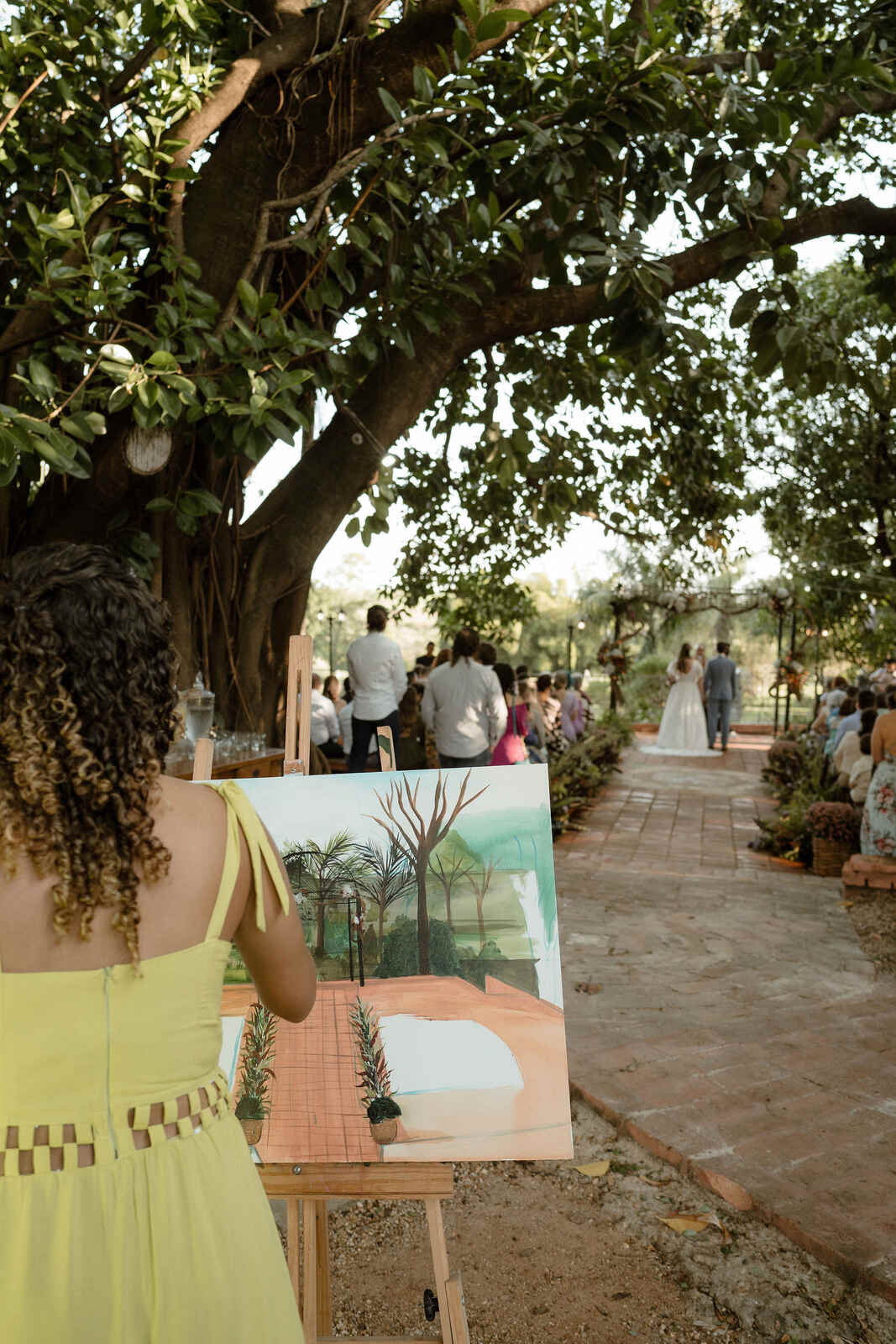 mulher fazendo pintura ao vivo para casamento