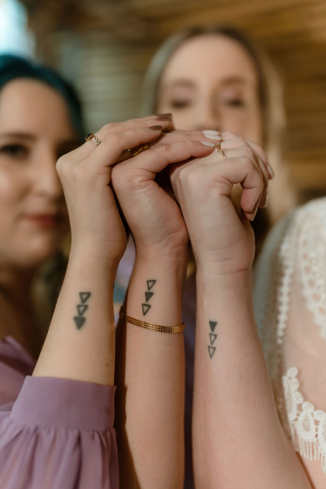 noiva e amigas com tatuagens combinando