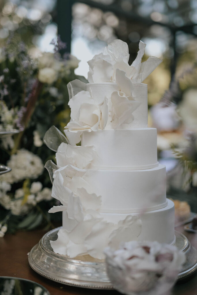 bolo de casamento fake com flores