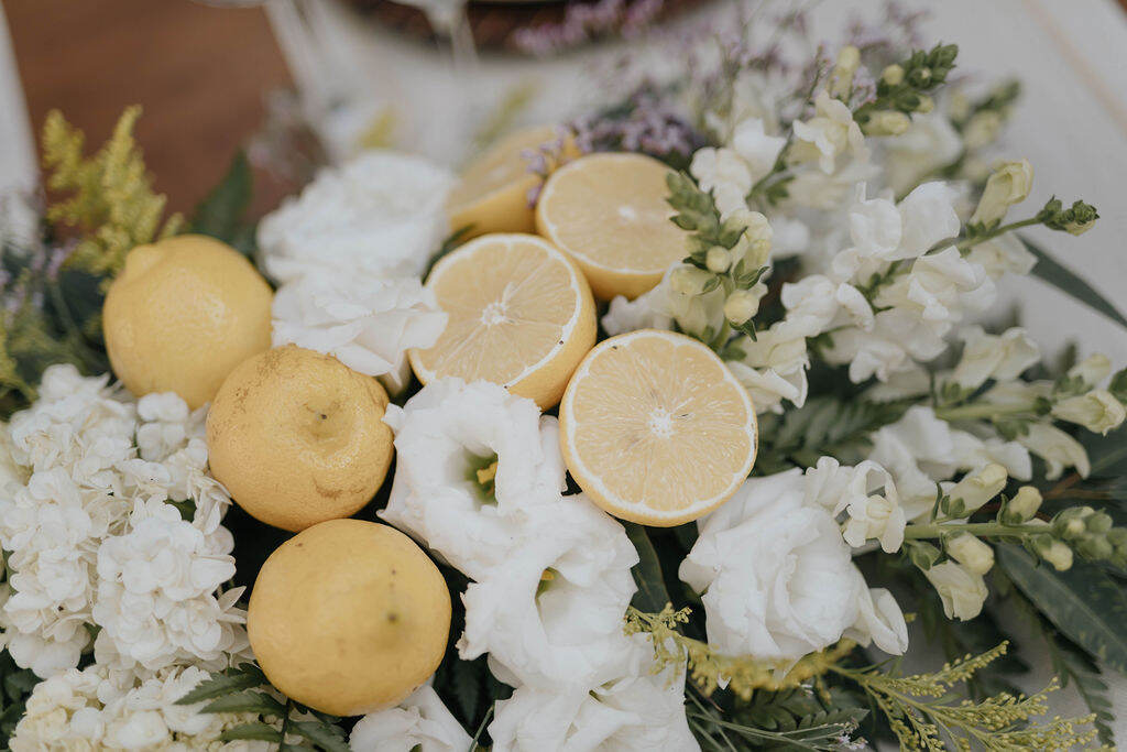 decoração com rosas brancas e limão siciliano