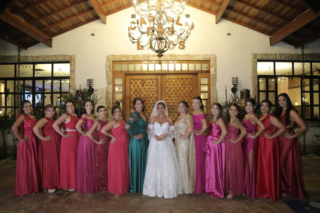 noiva ao lado das madrinhas com vestidos cor de rosa