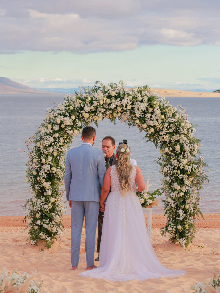 noivos na festa de casamento na praia